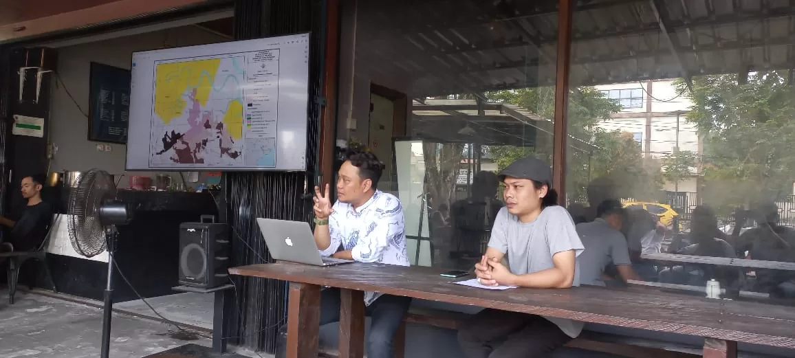 Poros Perlawanan Masyarakat Sipil Kaltim (PORMASI) Kaltim saat memberi penjelasan konflik yang terjadi di Desa Telemow, Kecamatan Sepaku, Kabupaten PPU.