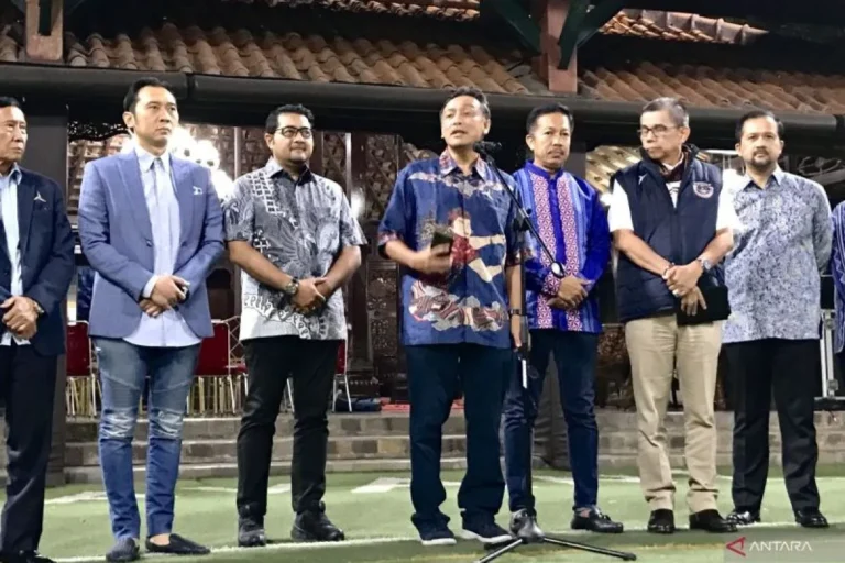 Sekretaris Majelis Tinggi Partai Demokrat Andi Alfian Mallarangeng mengumumkan secara resmi Partai Demokrat mencabut dukungan kepada Anies Baswedan saat jumpa pers di Puri Cikeas, Bogor, Jawa Barat, Jumat (1/9/2023). (ANTARA/Genta Tenri Mawangi)