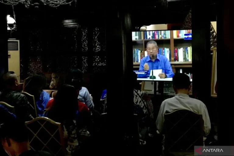 Ketua Sidang Majelis Tinggi Partai Demokrat Susilo Bambang Yudhoyono memberi arahan dalam Sidang Majelis Tinggi Demokrat sebagaimana disiarkan di pendopo kediamannya di Puri Cikeas, Bogor, Jawa Barat, Jumat (1/9/2023). ANTARA/Genta Tenri Mawangi.
