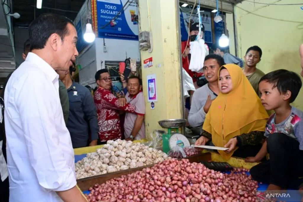 Presiden Joko Widodo mengatakan harga sejumlah kebutuhan pokok di Pasar Merdeka, Samarinda, Kalimantan Timur, masih terkendali dengan baik