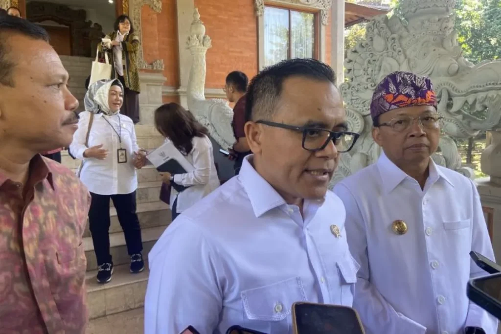 Menpan RB Abdullah Azwar Anas saat menyampaikan keterangan di Denpasar, Bali, Senin (4/9/2023). (ANTARA/Ni Putu Putri Muliantari)