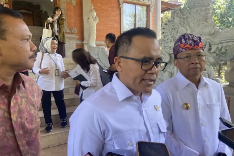 Menpan RB Abdullah Azwar Anas saat menyampaikan keterangan di Denpasar, Bali, Senin (4/9/2023). (ANTARA/Ni Putu Putri Muliantari)