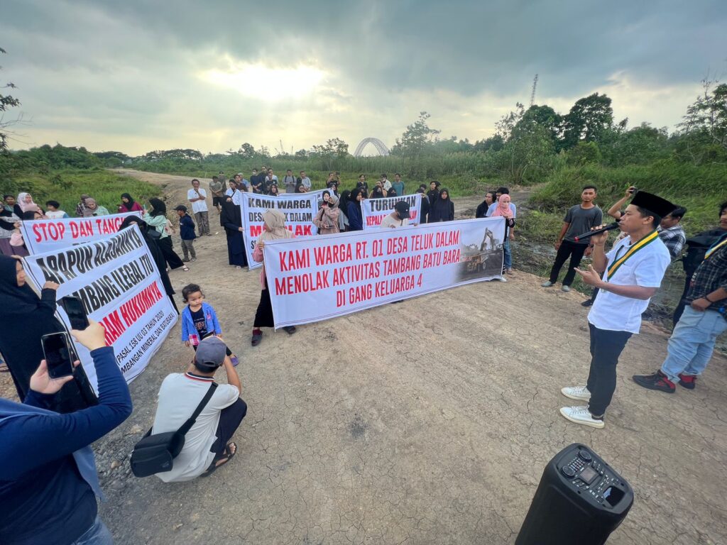Warga RT 01 Desa Teluk Dalam, Kecamatan Tenggarong Seberang, Kutai Kartanegara (Kukar), Kalimantan Timur, menggelar aksi demonstrasi pada Jumat (15/9/2023).