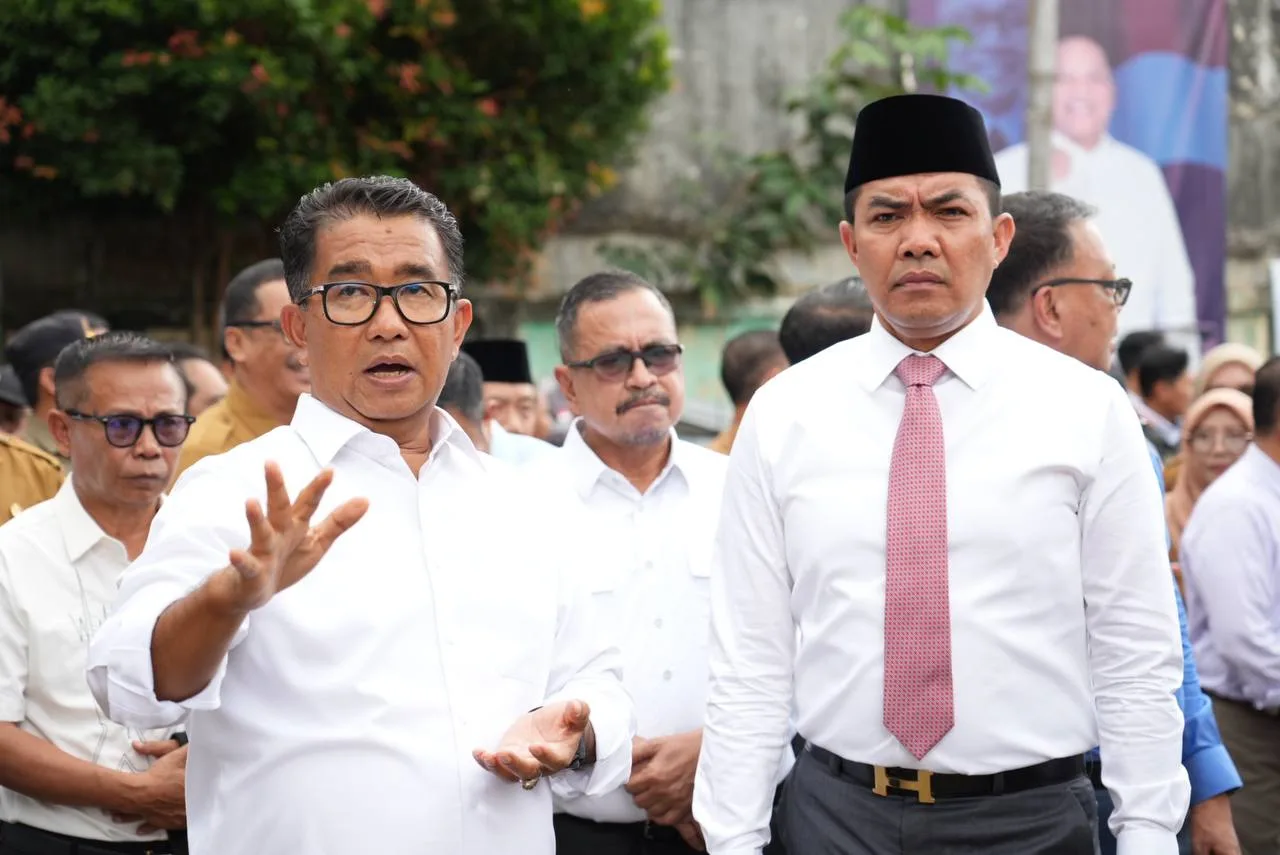 Pj Gubernur Akmal Malik (kiri) dan Wali Kota Andi Harun (kanan) saat melakukan peninjauan proyek Terowongan Samarinda