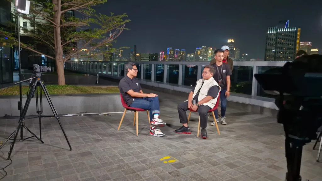 Wakil Bupati Rendi Solihin (kanan) saat berbincang bersama Pimred Kompas.com Wisnu Nugroho (kiri). (Foto: istimewa)