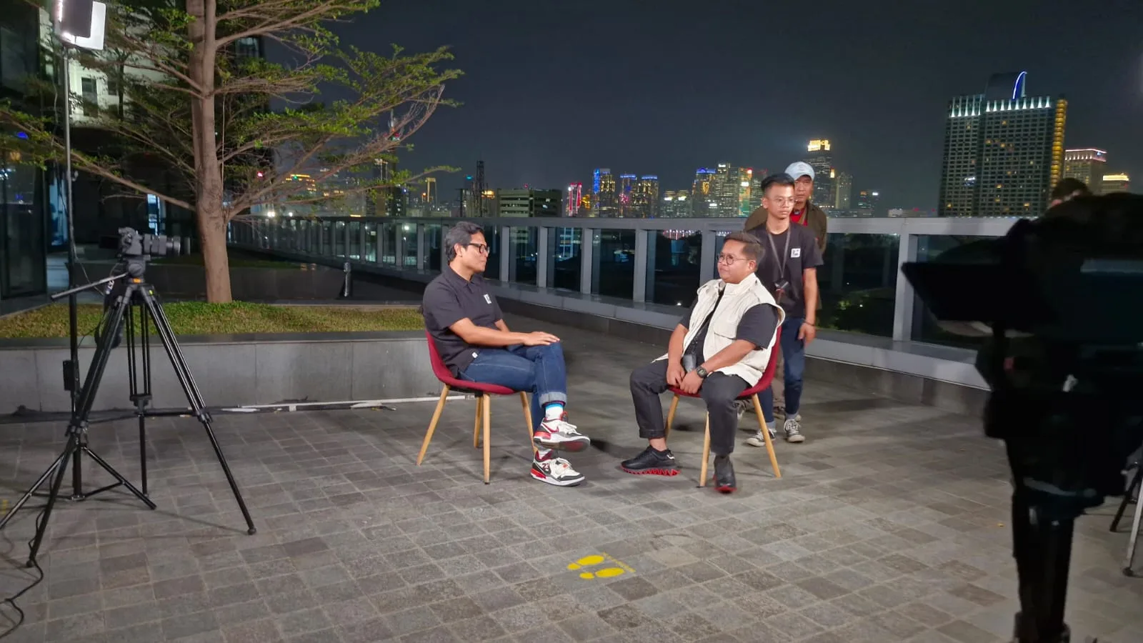 Wakil Bupati Rendi Solihin (kanan) saat berbincang bersama Pimred Kompas.com Wisnu Nugroho (kiri). (Foto: istimewa)