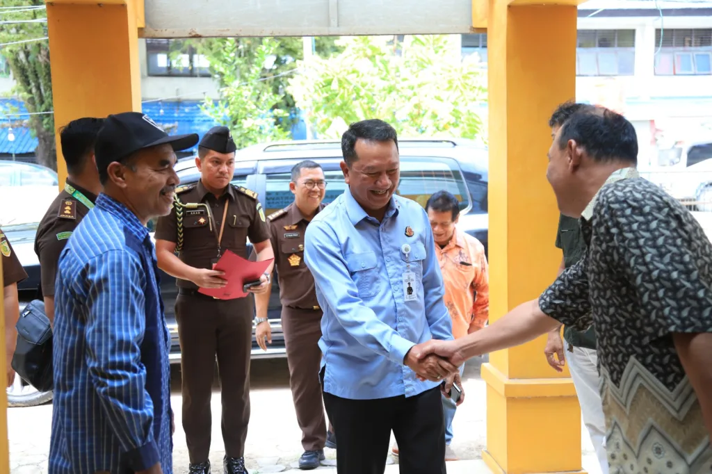 Foto: Kajati Kaltim Hari Setiyono saat tiba di Kantor PWI Kaltim, Selasa (30/1/2024).