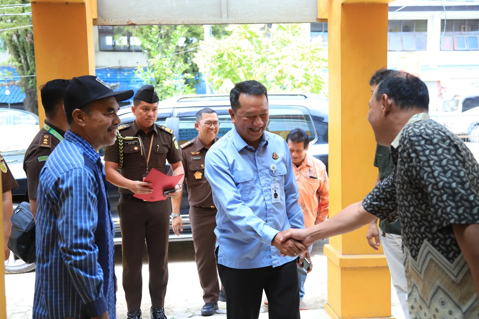 Foto: Kajati Kaltim Hari Setiyono saat tiba di Kantor PWI Kaltim, Selasa (30/1/2024).