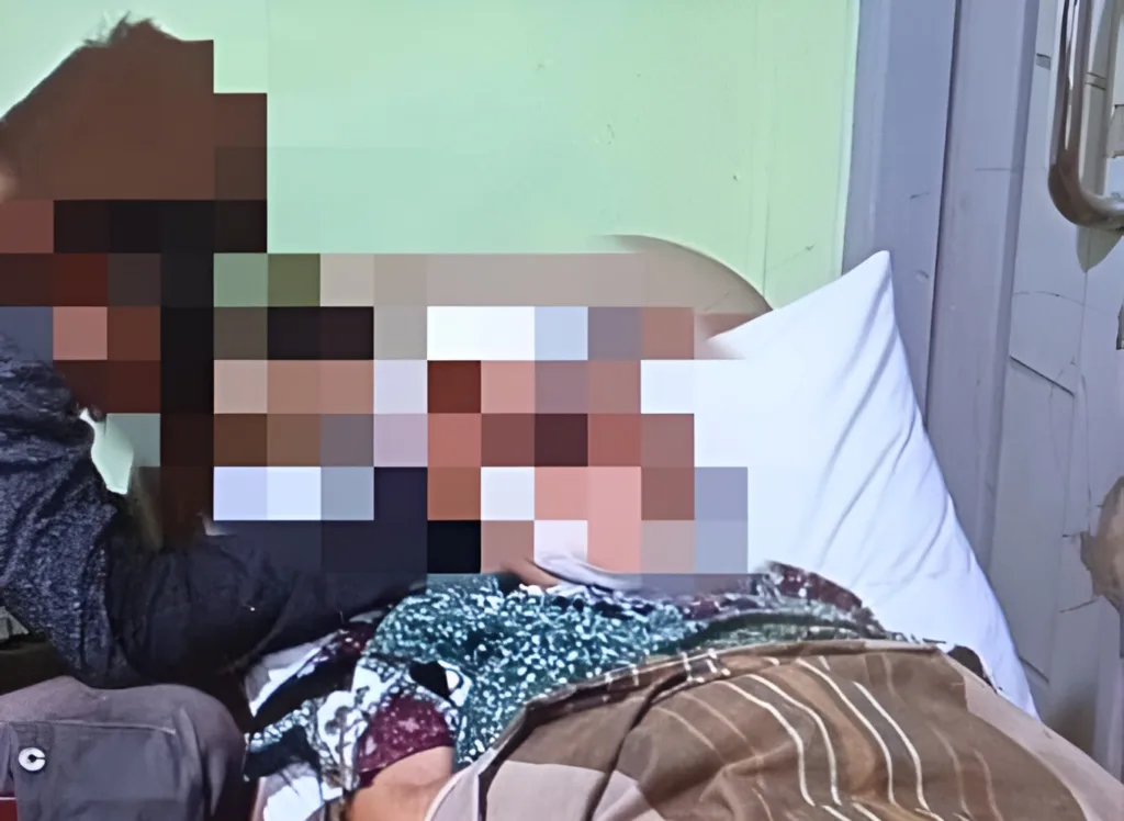 Kondisi korban terbaring di rumah sakit usai menancap pisau di kepalanya. (Istimewa)