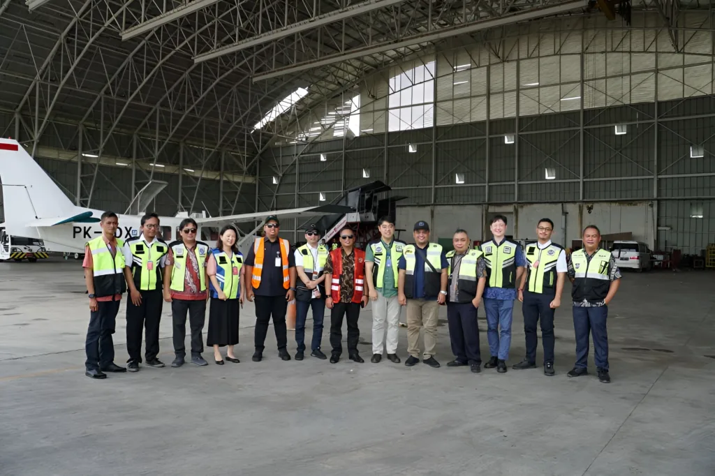 Tim Hyundai Motors melakukan survei uji coba taksi udara di Bandara APT Pranoto Samarinda. (Istimewa)