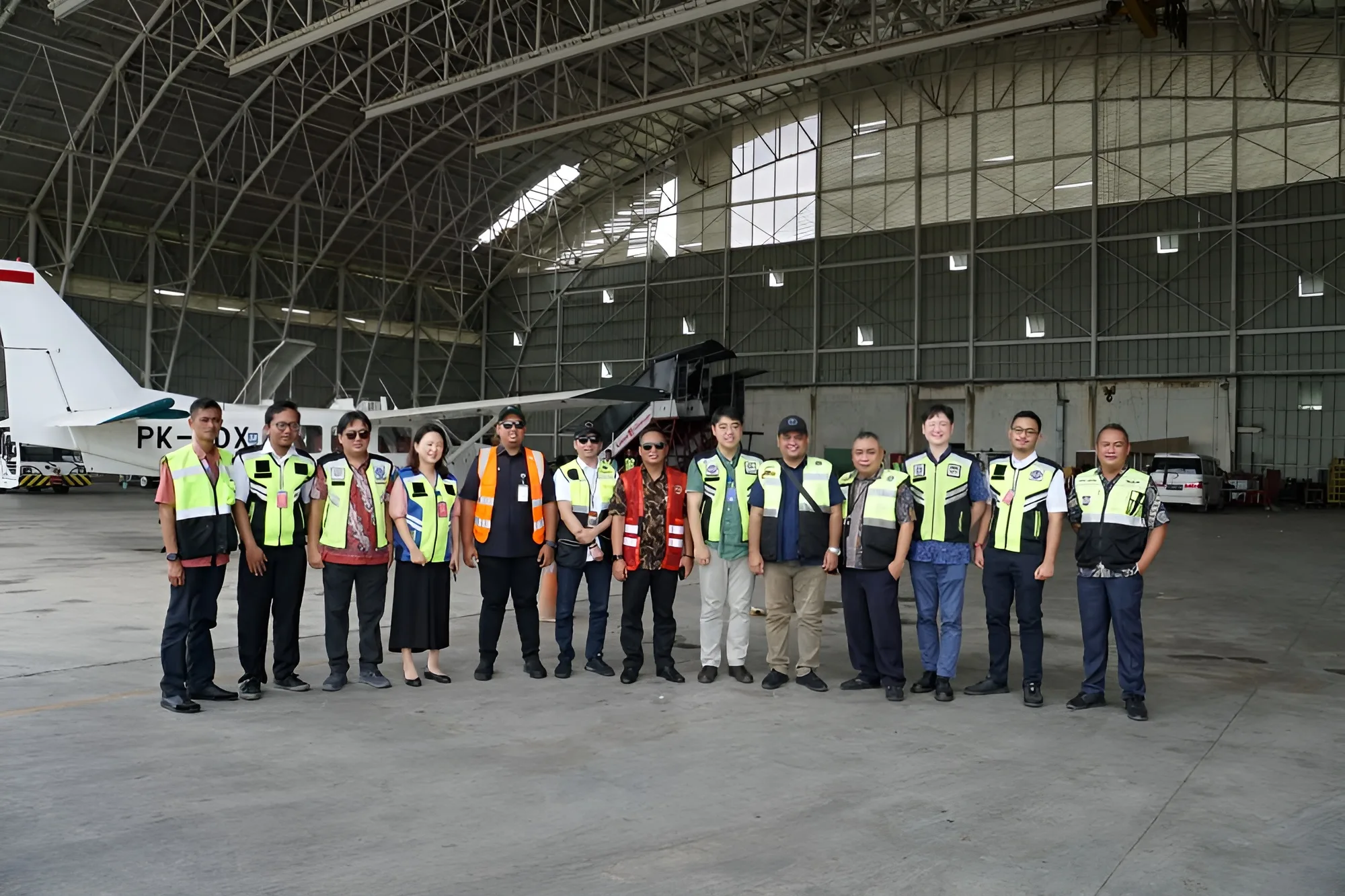 Tim Hyundai Motors melakukan survei uji coba taksi udara di Bandara APT Pranoto Samarinda. (Istimewa)