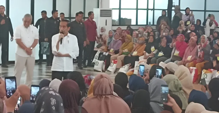 Presiden RI Joko Widodo (Jokowi) Memberikan Bantuan Beras kepada Masyarakat di Gedung Kawasan Pertanian Terpadu, Banten. (Foto: Istimewa)