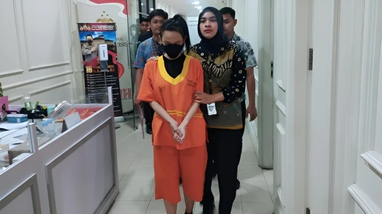 Foto: Wanita berinisial YR ditangkap polisi karena diduga menjajakan foto vulgar pribadi melalui media sosial. Akun bernama @choccolxxx ini memiliki sebanyak 13,6 ribu memiliki pengikut dan 27 postingan.