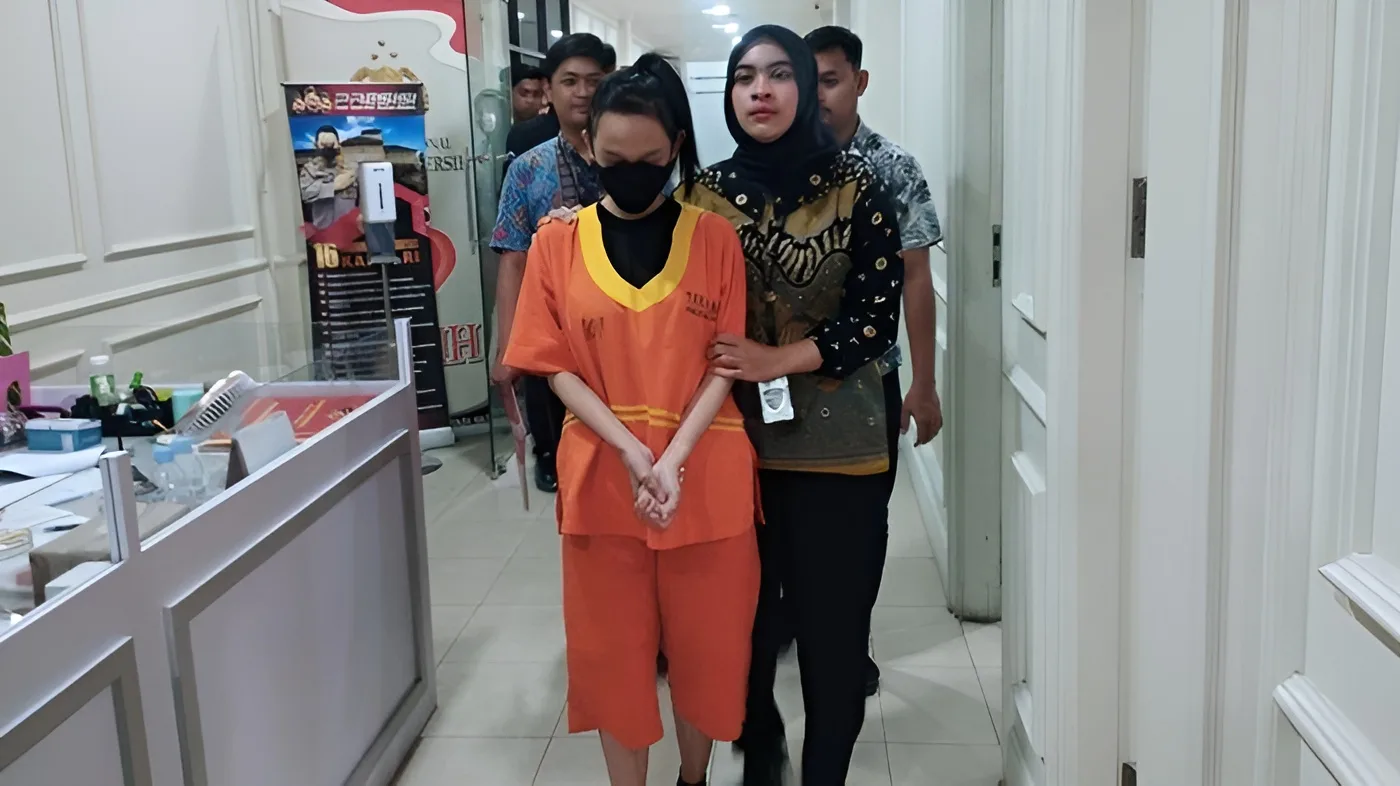 Foto: Wanita berinisial YR ditangkap polisi karena diduga menjajakan foto vulgar pribadi melalui media sosial. Akun bernama @choccolxxx ini memiliki sebanyak 13,6 ribu memiliki pengikut dan 27 postingan.