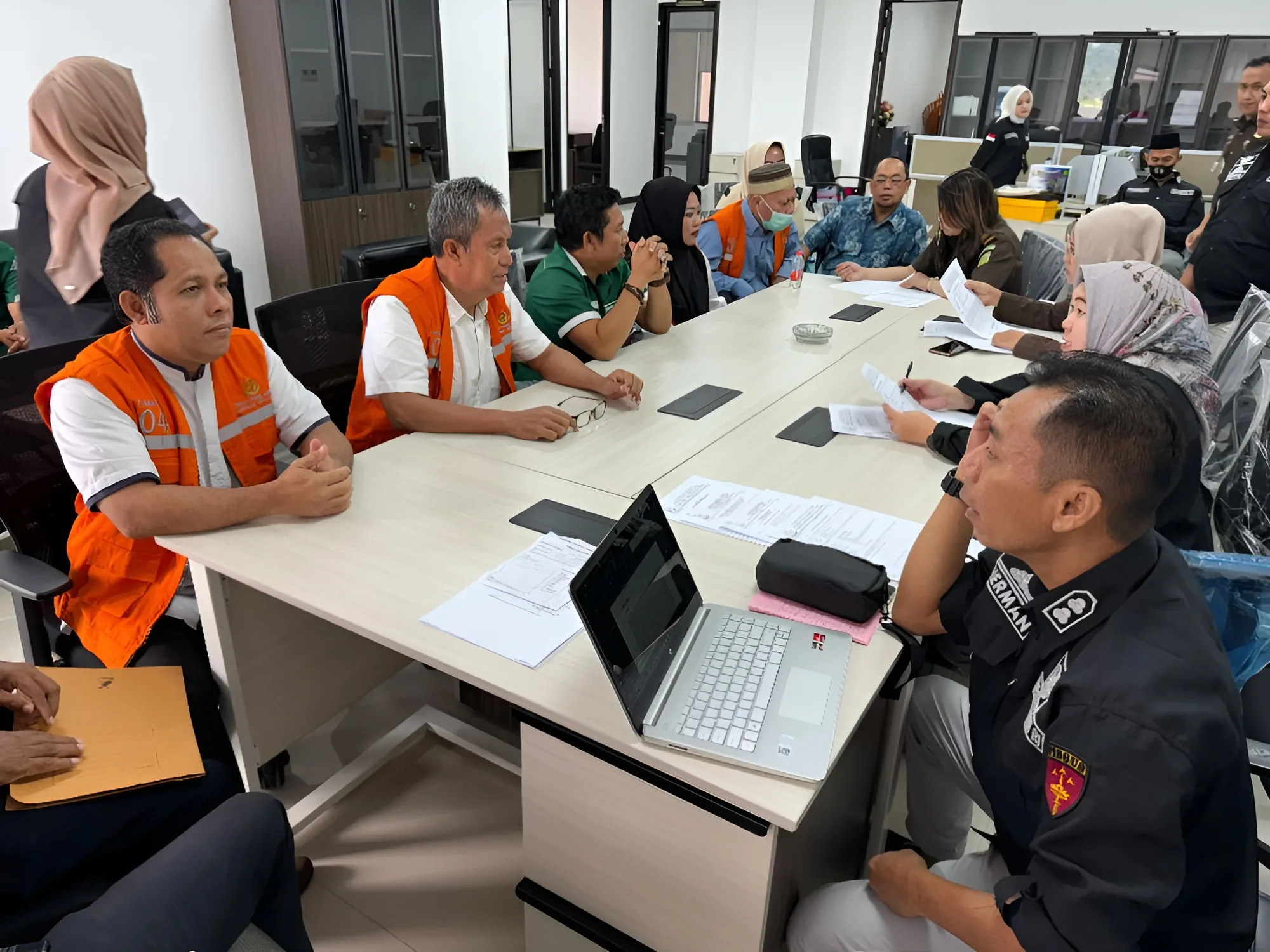 Proses serah terima 4 tersangka dan barang bukti atas kasus korupsi pembayaran uang ganti rugi perumahan KPN di Kutim, Senin (1/4/2024).