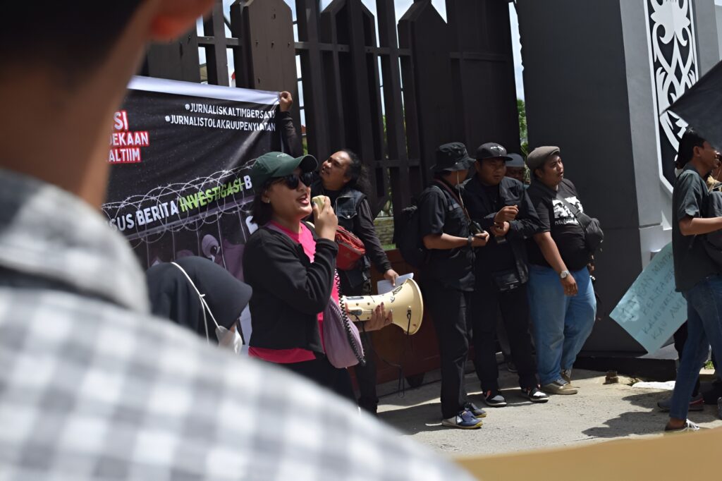 Koalisi Kemerdekaan Pers Kaltim menggelar aksi unjuk rasa di depan Karang Paci pada Rabu (29/5/2024)