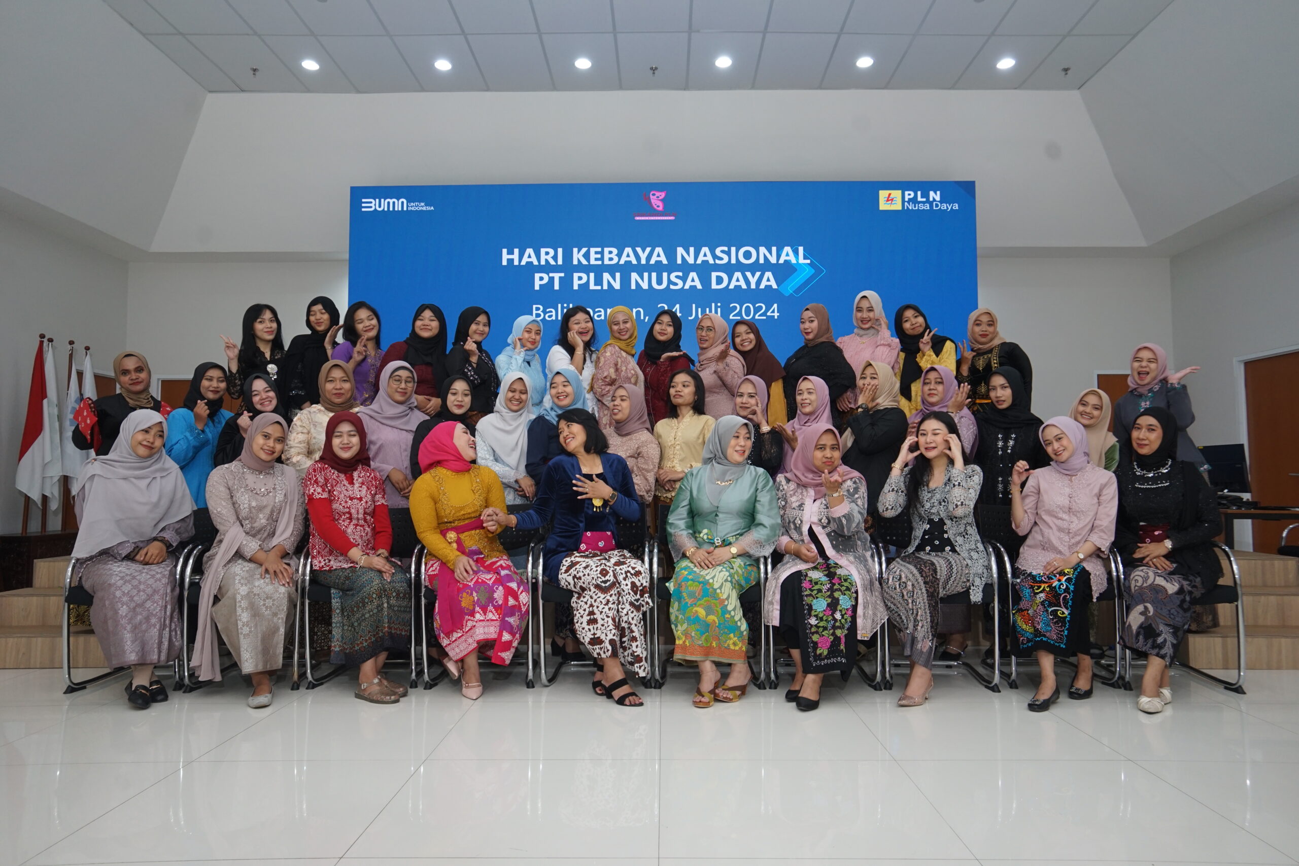 Foto: Karyawati PLN Nusa Daya Mengenakan Kebaya di Peringatan Hari Kebaya Nasional.