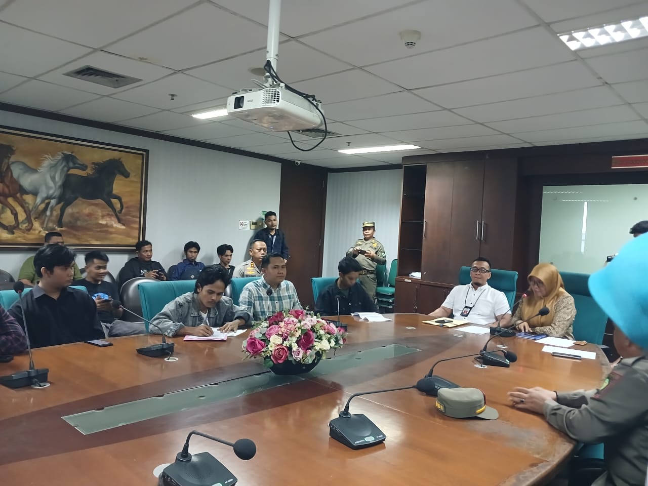 AMPL-KT saat melakukan mediasi bersama Kepala Inspektorat Kaltim M Irfan Prananta, Kamis (11/7/2024).