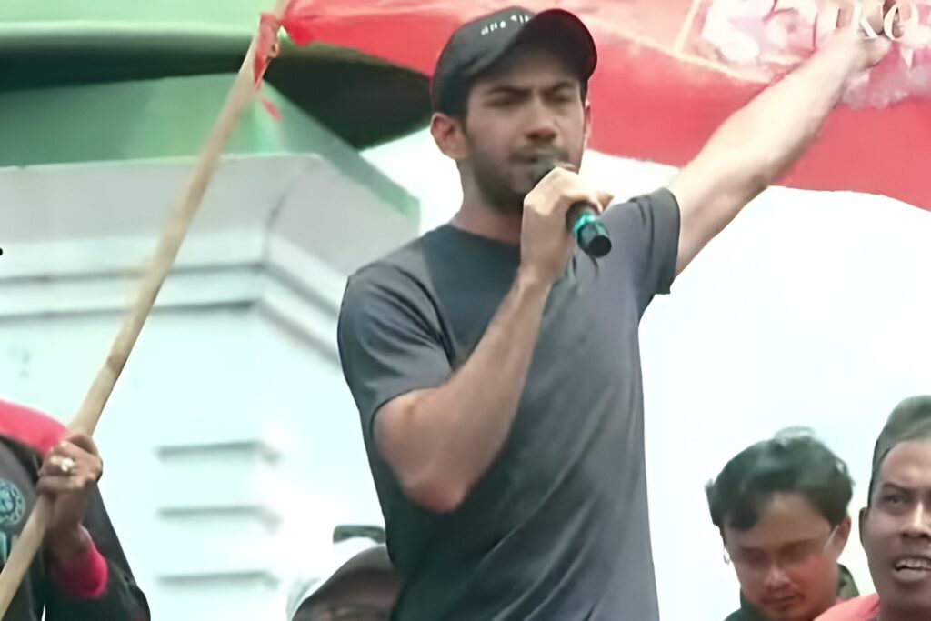 Foto: Reza Rahadian Ikut Demo Tolak Revisi UU Pilkada di Depan DPR RI.