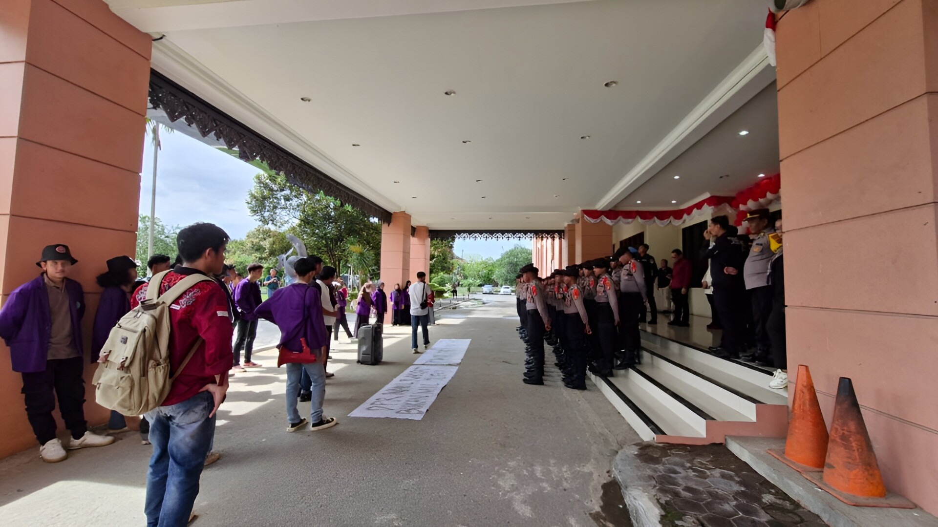 Foto: Suasana di depan Kantor DPRD Kutai Kartanegara, Tenggarong, pada Jumat pagi (23/8/2024).