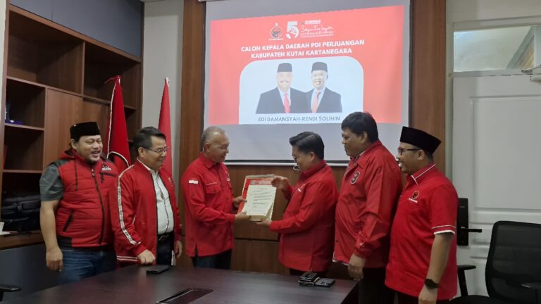 Foto: Penyerahan Surat Rekomendasi oleh Bendahara DPD PDI Perjuangan Kalimantan Timur (Kaltim) Muhammad Samsun kepada Rendi Solihin, Sabtu (24/8/2024).