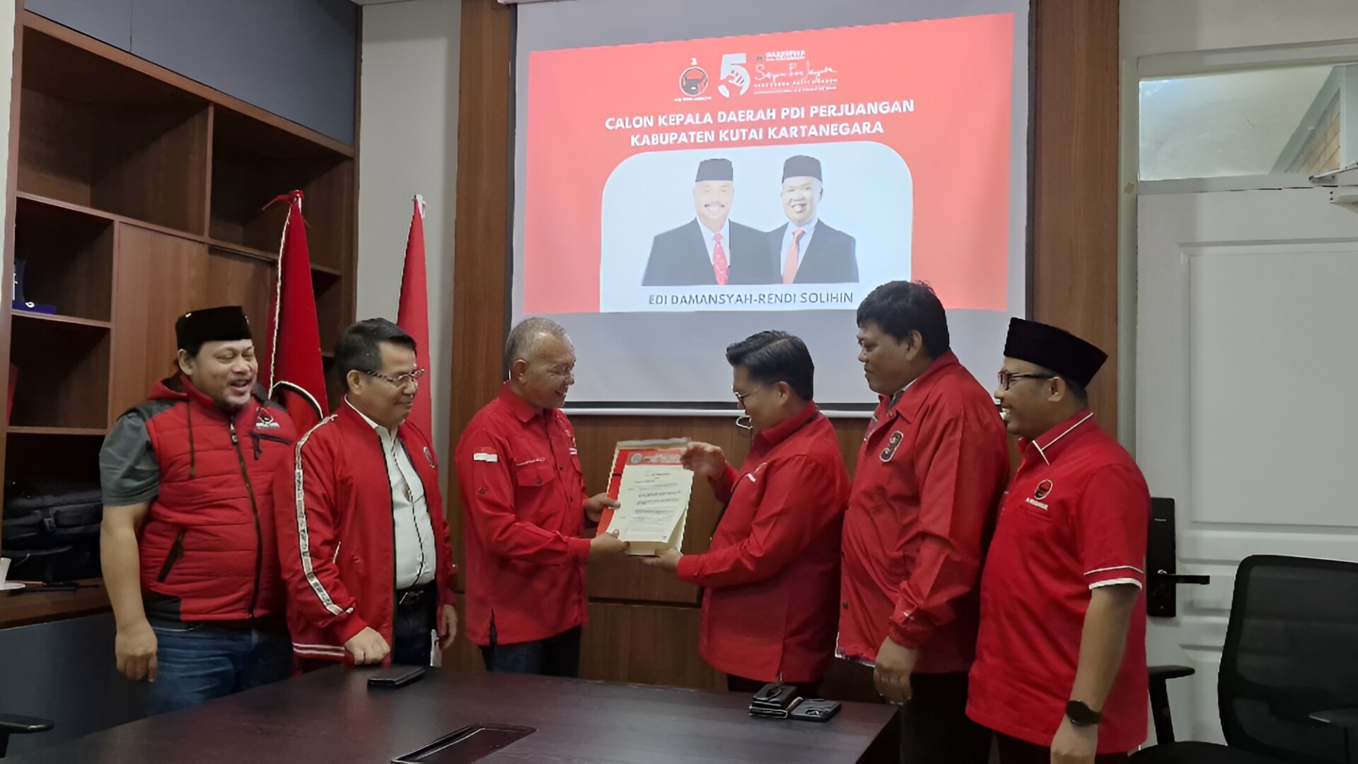 Foto: Penyerahan Surat Rekomendasi oleh Bendahara DPD PDI Perjuangan Kalimantan Timur (Kaltim) Muhammad Samsun kepada Rendi Solihin, Sabtu (24/8/2024).
