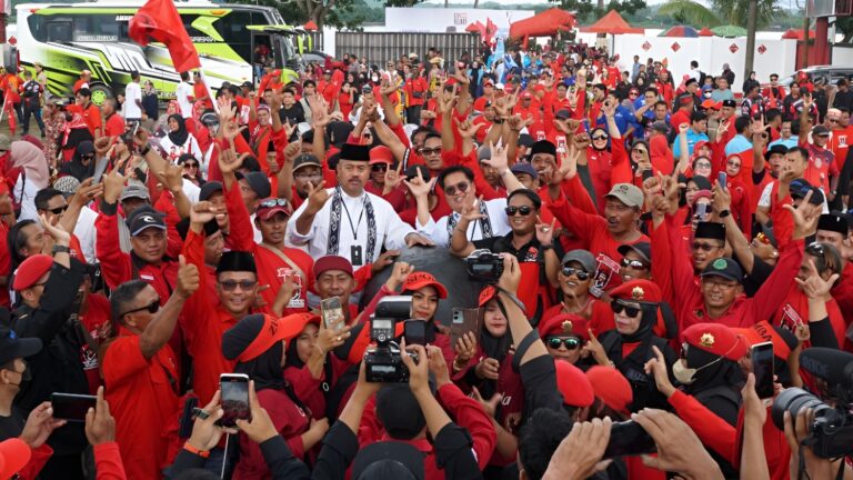 Foto: Pasangan Edi Damansyah dan Rendi Solihin, yang resmi mendaftar sebagai bakal calon bupati dan wakil bupati untuk Pilkada Kukar 2024 Pada Rabu (28/8/2024) pagi.