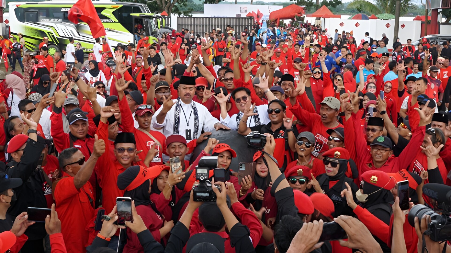 Foto: Pasangan Edi Damansyah dan Rendi Solihin, yang resmi mendaftar sebagai bakal calon bupati dan wakil bupati untuk Pilkada Kukar 2024 Pada Rabu (28/8/2024) pagi.