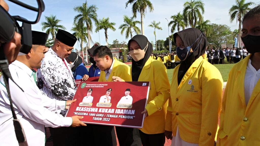 Foto: Momen Bupati Edi Damansyah berikan bantuan program Beasiswa Kukar Idaman kepada pelajar dan mahasiswa. (Istimewa)