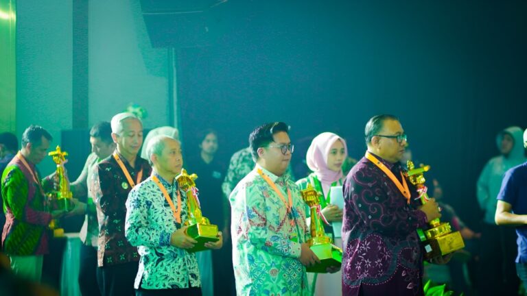 Foto: Wakil Bupati Kukar Rendi Solihin menerima Penghargaan Wahana Tata Nugraha (WTN) Tahun 2024.