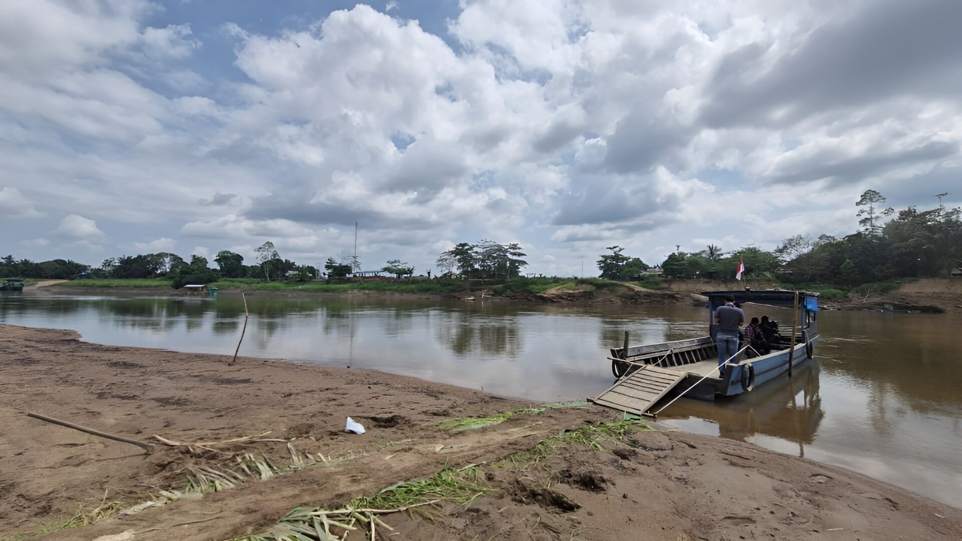 Foto: Sedimentasi yang terus menumpuk di Sungai Belayan, Kecamatan Kembang Janggut, Kabupaten Kutai Kartanegara.