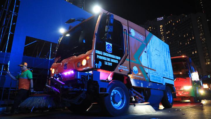 Foto: Petugas DLH Jakarta membersihkan sampah usai perayaan Tahun Baru 2025 di Bundaran HI, 1 Januari.