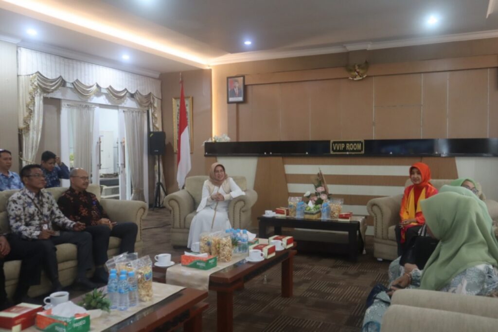 Foto: Pj Gubernur Kaltim, Akmal Malik umumkan penurunan tarif pajak PKB dan BBNKB di ruang VIP Rumjab Gubernur, di Samarinda.