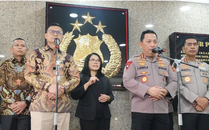 Foto: Kapolri Jenderal Listyo Sigit Prabowo dan Kepala BPOM Taruna Ikrar memberi keterangan pers di Mabes Polri, Jakarta, Jumat (10/1/2025).
