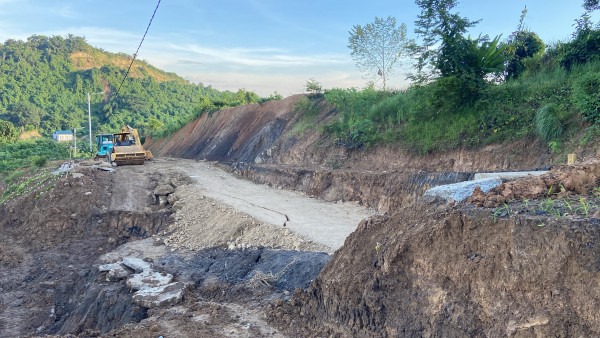Foto: Jalan alternatif Sambutan-Sungai Pinang, yang sebelumnya menjadi solusi kemacetan, kini rusak parah akibat terputus. Pemkot Samarinda mengalokasikan anggaran Rp 1,9 miliar untuk perbaikan, fokus pada saluran air dan struktur jalan.