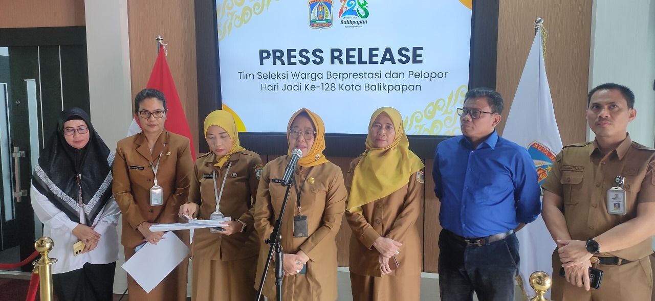 Foto: Ketua Panitia HUT ke-128 Kota Balikpapan bersama tim menggelar press release di Balai Kota pada Senin, 13 Januari 2025.