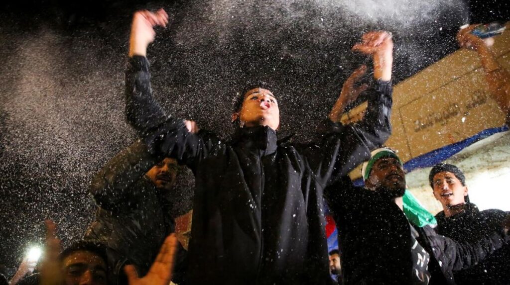 Foto: Warga Gaza bersorak gembira, memenuhi jalanan dan berpelukan, menyambut gencatan senjata.