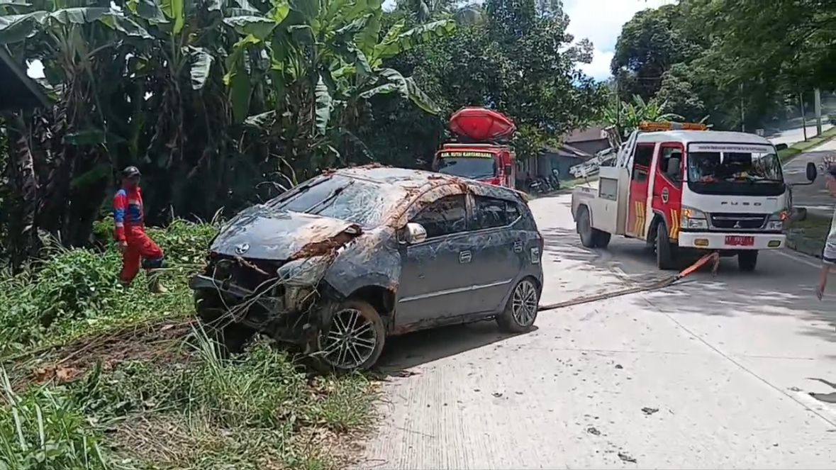 Foto: Petugas Damkar Kukar mengevakuasi kendaraan yang jatuh ke jurang, Kamis siang (17/4/25).