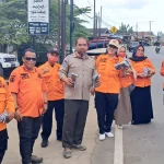 Antisipasi ISPA, BPBD Kukar Bagikan 400 Masker di Dua Simpang Jalan